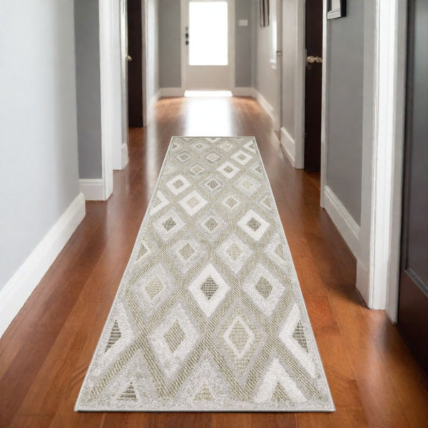HomeRoots 5' Elegant Beige and Gray Diamond Area Rug – Durable, Stain-Resistant, Perfect for Any Home Decor 8' Runner 575269