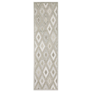 HomeRoots 5' Elegant Beige and Gray Diamond Area Rug – Durable, Stain-Resistant, Perfect for Any Home Decor 8' Runner 575269