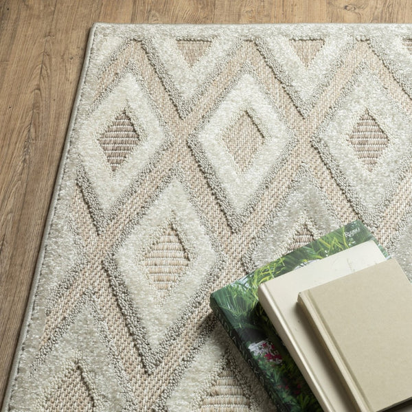 HomeRoots 5' Elegant Beige and Gray Diamond Area Rug – Durable, Stain-Resistant, Perfect for Any Home Decor 8' Runner 575269