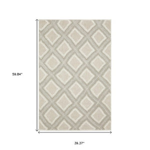 Homeroots 3' Gray Diamond Area Rug - Stain Resistant, Stylish Design Perfect For Homes With Kids And Pets 3' X 5' Polypropylene 575272