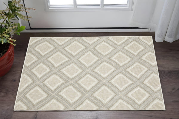 Homeroots 3' Gray Diamond Area Rug - Stain Resistant, Stylish Design Perfect For Homes With Kids And Pets 3' X 5' Polypropylene 575272