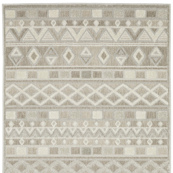 Homeroots 5' Geometric Power Loom Area Rug In Beige And Gray - Stylish, Stain-resistant Decor For Any Space 3' X 5' Polypropylene 575282