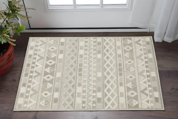 Homeroots 5' Geometric Power Loom Area Rug In Beige And Gray - Stylish, Stain-resistant Decor For Any Space 3' X 5' Polypropylene 575282