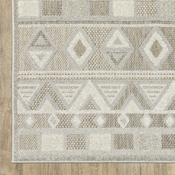 Homeroots 5' Geometric Power Loom Area Rug In Beige And Gray - Stylish, Stain-resistant Decor For Any Space 3' X 5' Polypropylene 575282