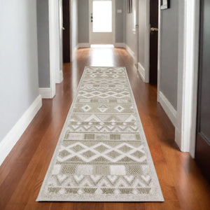 Homeroots 5' Geometric Power Loom Area Rug In Beige And Gray - Stylish, Stain-resistant Decor For Any Space 8' Runner Polypropylene 575283