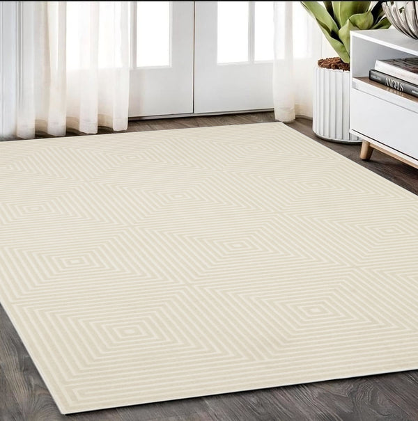 Homeroots 3' Stylish Ivory Geometric Power Loom Area Rug - Perfect For Homes With Kids And Pets, Stain Resistant 5' X 8' Polypropylene,Polyester 575443