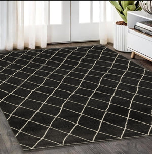 Homeroots 3' Charcoal And Ivory Trellis Area Rug - Stylish, Stain-resistant Design For Modern Home Decor 5' X 8' Polypropylene,Polyester 575459
