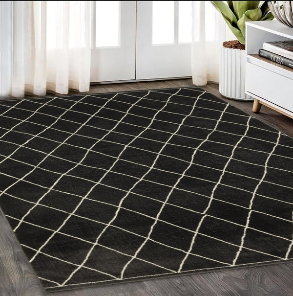 Homeroots 3' Charcoal And Ivory Trellis Area Rug - Stylish, Stain-resistant Design For Modern Home Decor 5' X 8' Polypropylene,Polyester 575459
