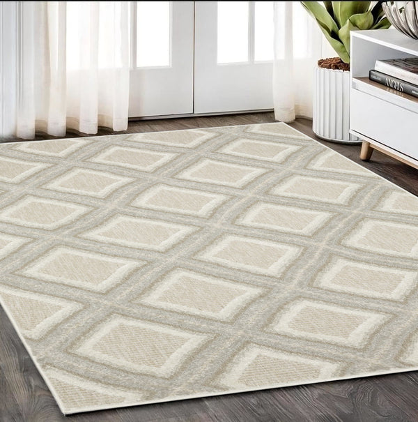 Homeroots 3' Gray Diamond Area Rug - Stain Resistant, Stylish Design Perfect For Homes With Kids And Pets 5' X 8' Polypropylene 575461
