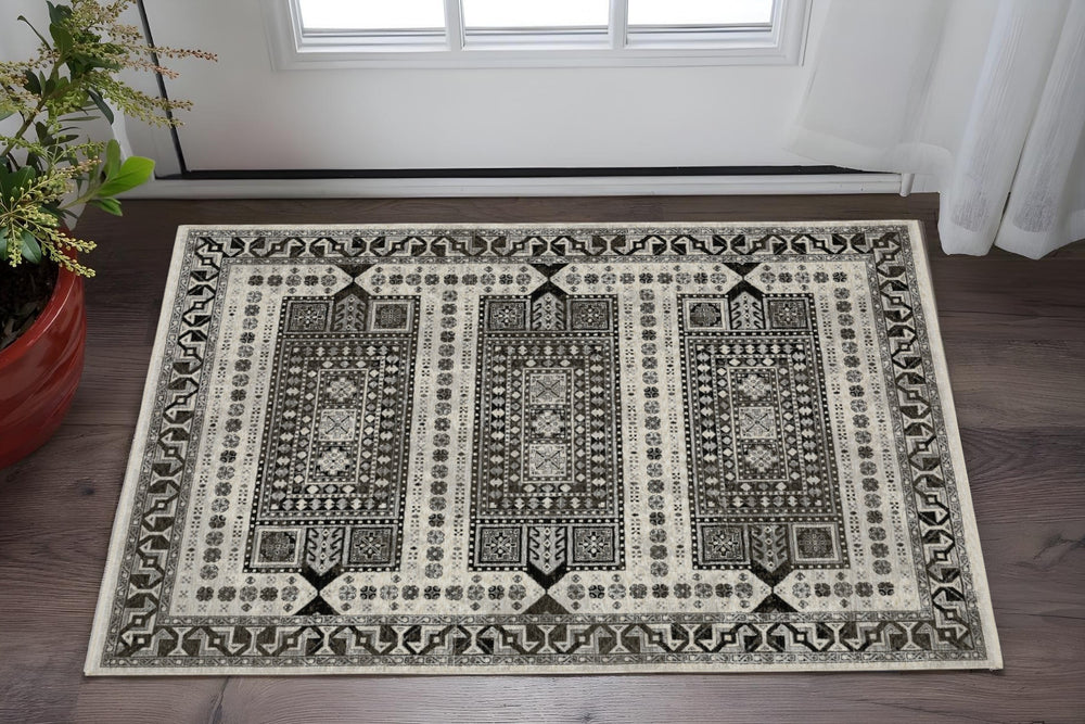 Homeroots 5' Ivory Oriental Area Rug With Charcoal Design And Fringe - Stain Resistant, Stylish Home Decor 3' X 5' Polyester 575523