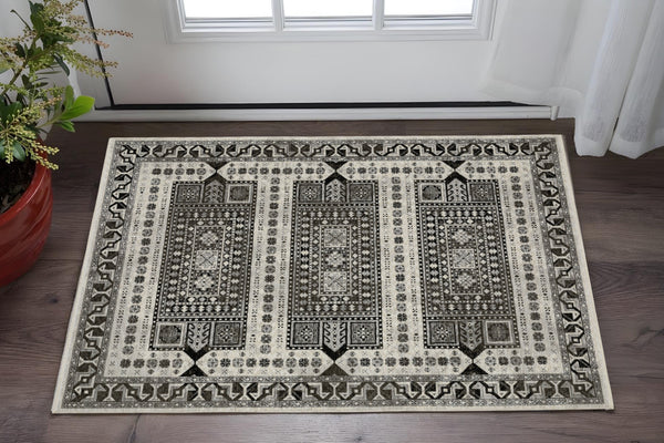 Homeroots 5' Ivory Oriental Area Rug With Charcoal Design And Fringe - Stain Resistant, Stylish Home Decor 3' X 5' Polyester 575523