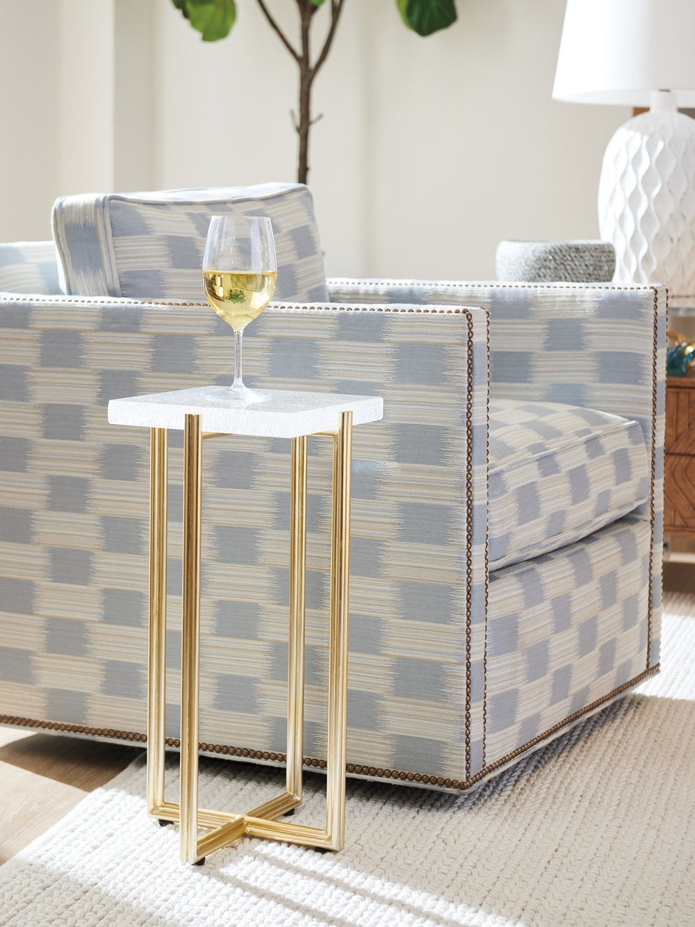 Lexington Tommy Bahama Home Ashlyn Acrylic Accent Table – Luxurious Mid-century Modern Design With Gold-finished Base And Style Sonoran  575-951