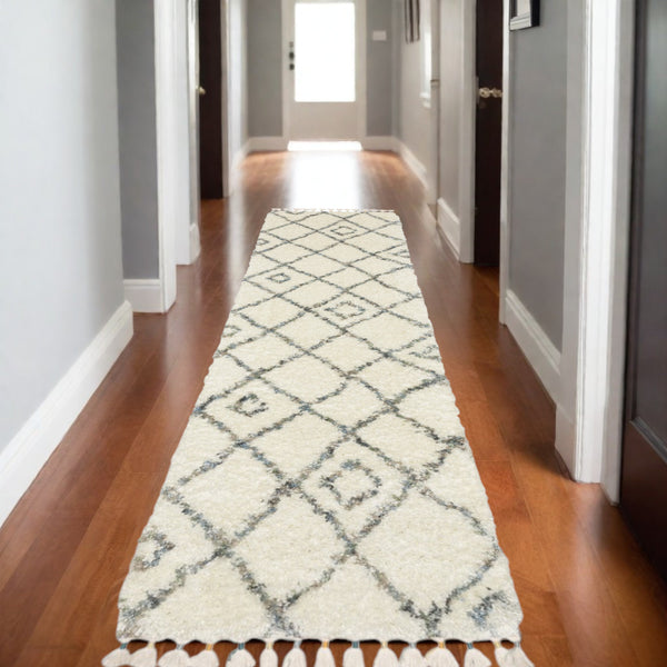 Homeroots 5' Ivory Diamond Shag Area Rug With Fringe - Stylish, Stain-resistant Comfort For Any Space 8' Runner Polypropylene 576085