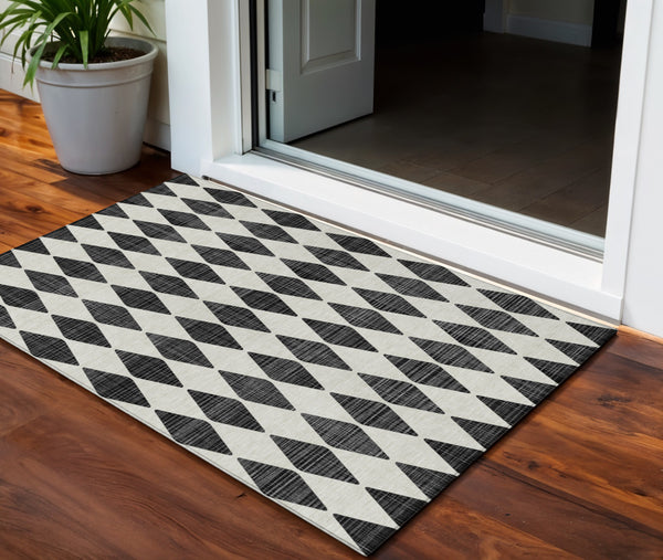 Homeroots 3' Beige Geometric Washable Indoor Outdoor Area Rug For Versatile Style In Any High Traffic Space 3' X 5' Polyester 577013