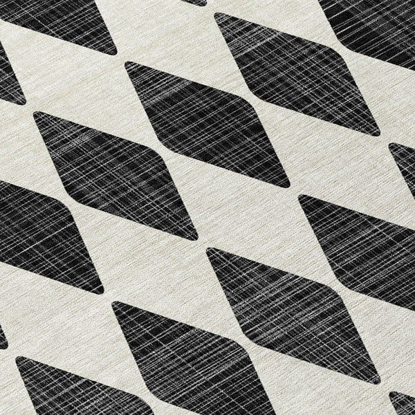 Homeroots 3' Beige Geometric Washable Indoor Outdoor Area Rug For Versatile Style In Any High Traffic Space 5' X 8' Polyester 577014