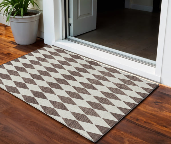 Homeroots 3' Beige Geometric Washable Indoor Outdoor Area Rug For Versatile Style In Any High Traffic Space 3' X 5' Polyester 577019