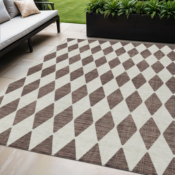 Homeroots 3' Beige Geometric Washable Indoor Outdoor Area Rug For Versatile Style In Any High Traffic Space 5' X 8' Polyester 577020