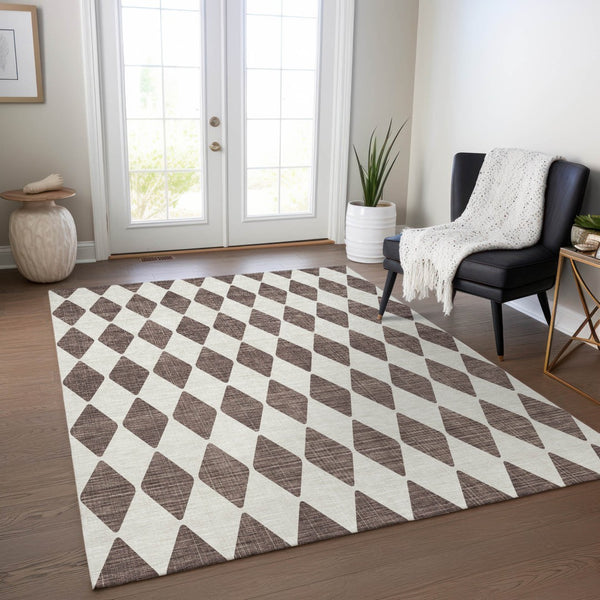 Homeroots 3' Beige Geometric Washable Indoor Outdoor Area Rug For Versatile Style In Any High Traffic Space 5' X 8' Polyester 577020