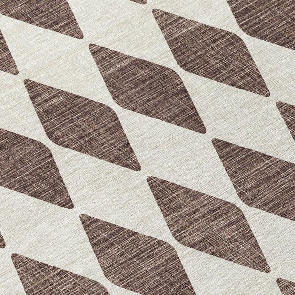 Homeroots 3' Beige Geometric Washable Indoor Outdoor Area Rug For Versatile Style In Any High Traffic Space 8' Round Polyester 577021