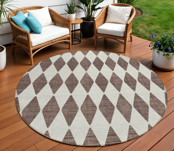 Homeroots 3' Beige Geometric Washable Indoor Outdoor Area Rug For Versatile Style In Any High Traffic Space 8' Round Polyester 577021