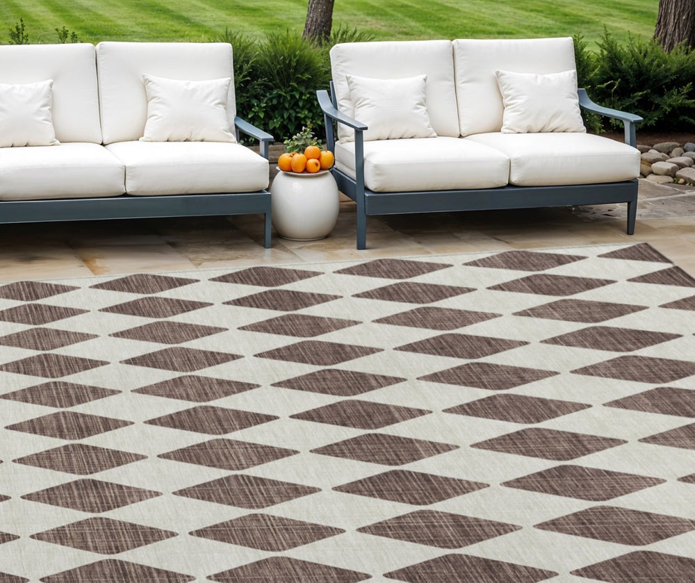 HomeRoots 5' Versatile Brown Geometric Area Rug – Durable, Washable Indoor/Outdoor Design for Modern Spaces 8' X 10' 577022