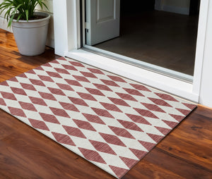 Homeroots 3' Beige Geometric Washable Indoor Outdoor Area Rug For Versatile Style In Any High Traffic Space 3' X 5' Polyester 577025