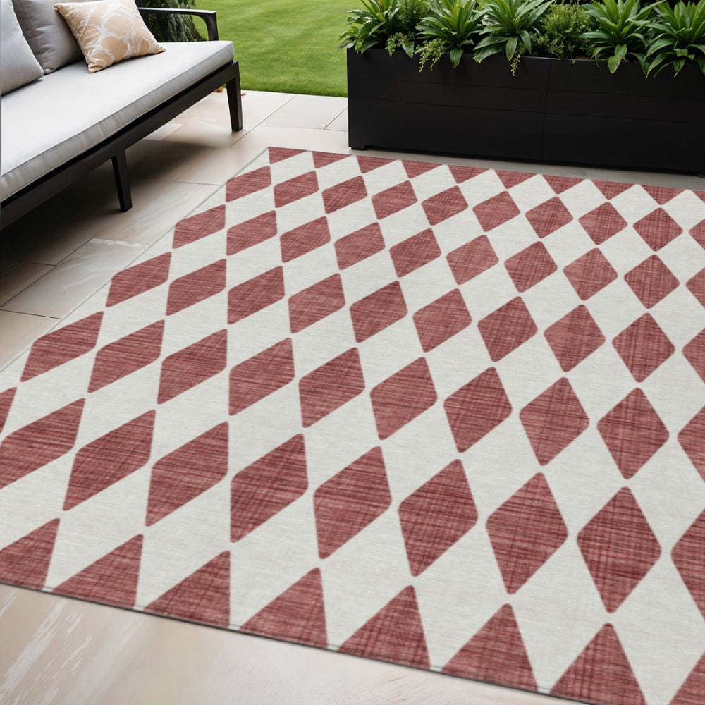 HomeRoots 5' Burgundy Geometric Area Rug - Modern, Washable Design for Indoor & Outdoor Elegance and Durability 5' X 8' 577026