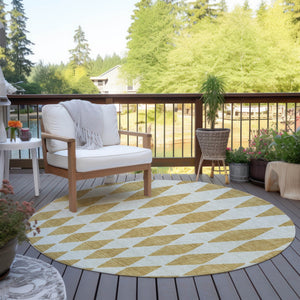 Homeroots 3' Beige Geometric Washable Indoor Outdoor Area Rug For Versatile Style In Any High Traffic Space 8' Round Polyester 577039