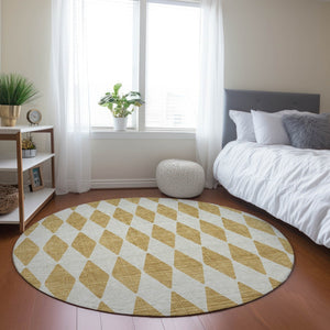 Homeroots 3' Beige Geometric Washable Indoor Outdoor Area Rug For Versatile Style In Any High Traffic Space 8' Round Polyester 577039