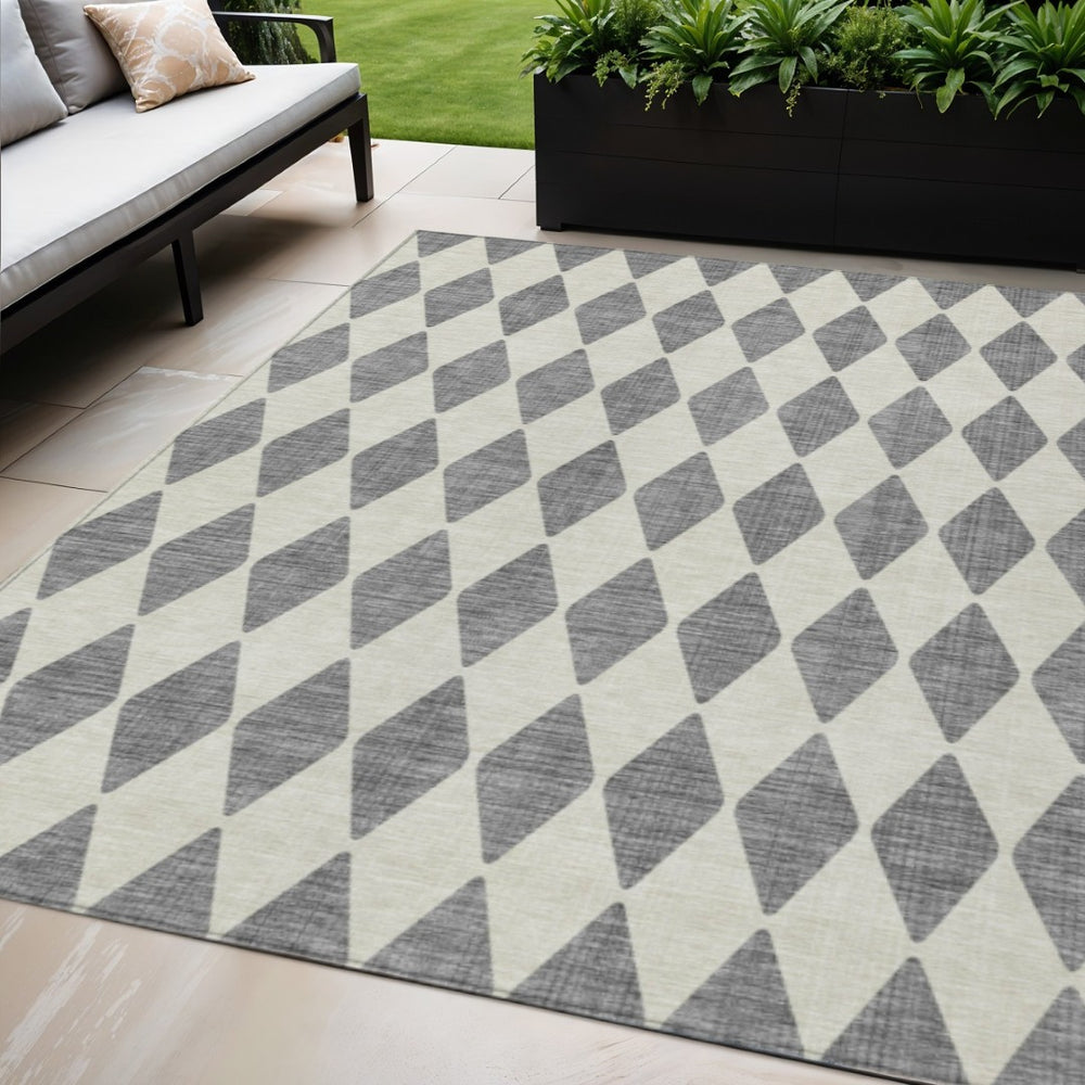 HomeRoots 5' Gray and Ivory Geometric Rug - Stylish, Durable, Washable Indoor/Outdoor Area Accent for Any Space 5' X 8' 577044
