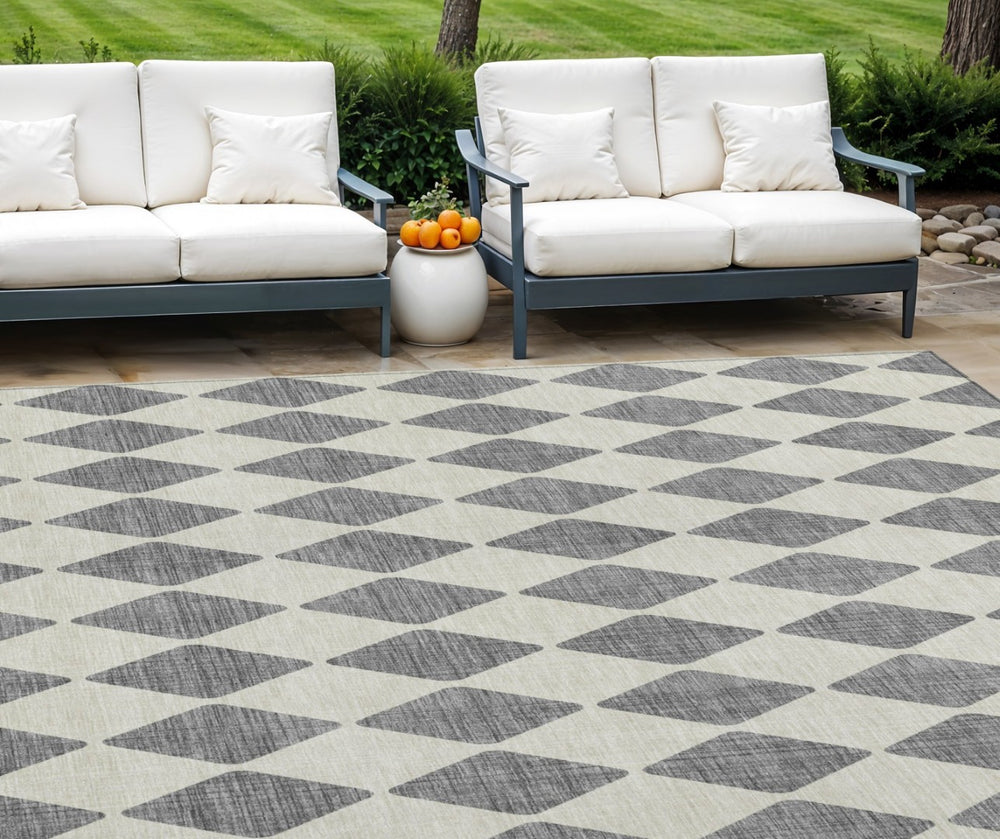 HomeRoots 9' Gray and Ivory Geometric Indoor Outdoor Area Rug – Stylish, Washable, Durable for High-Traffic Spaces 9' X 12' 577047