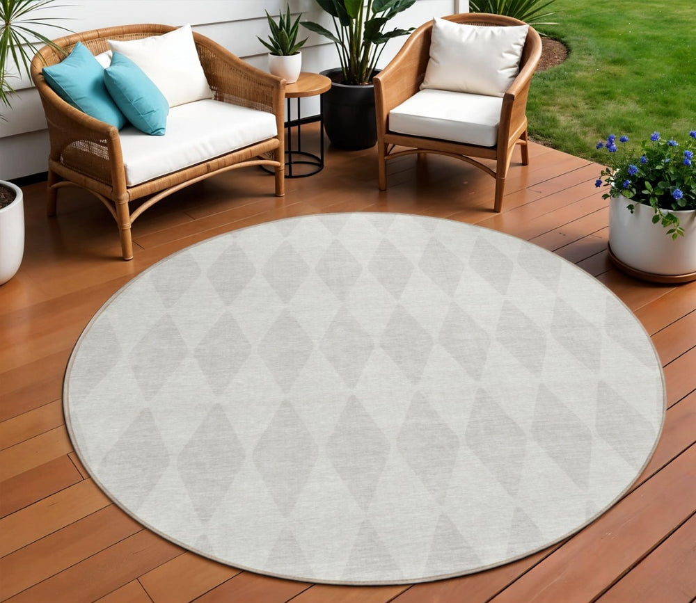 HomeRoots 5' Geometric Ivory and Beige Area Rug – Stylish, Washable, Indoor-Outdoor Rug for Versatile Spaces 8' Round 577057