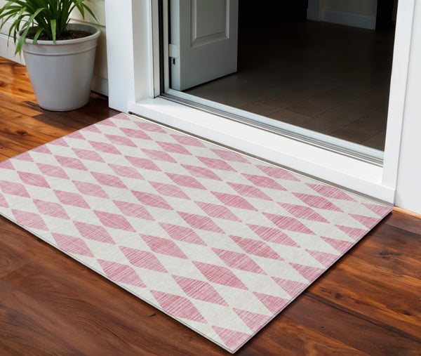 Homeroots 3' Beige Geometric Washable Indoor Outdoor Area Rug For Versatile Style In Any High Traffic Space 3' X 5' Polyester 577091