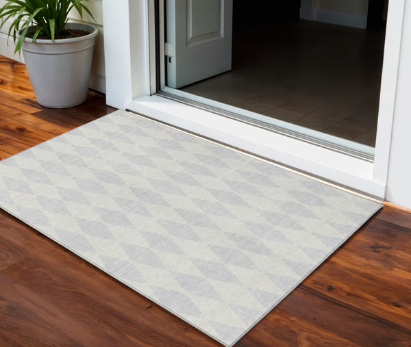 Homeroots 3' Beige Geometric Washable Indoor Outdoor Area Rug For Versatile Style In Any High Traffic Space 3' X 5' Polyester 577109