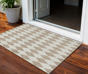Homeroots 3' Beige Geometric Washable Indoor Outdoor Area Rug For Versatile Style In Any High Traffic Space 3' X 5' Polyester 577121