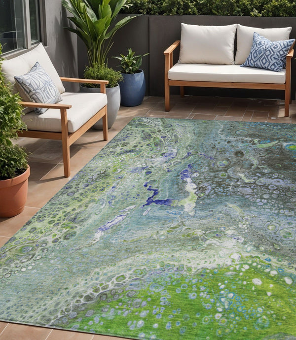 Homeroots 3' Stylish Artichoke Green & Ivory Abstract Washable Area Rug For Indoor & Outdoor Spaces 5' X 8' Polyester 577416