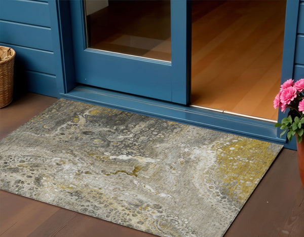 Homeroots 3' Stylish Artichoke Green & Ivory Abstract Washable Area Rug For Indoor & Outdoor Spaces 3' X 5' Polyester 577427