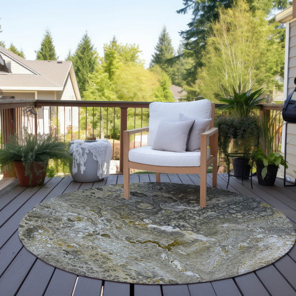 Homeroots 3' Stylish Artichoke Green & Ivory Abstract Washable Area Rug For Indoor & Outdoor Spaces 8' Round Polyester 577429