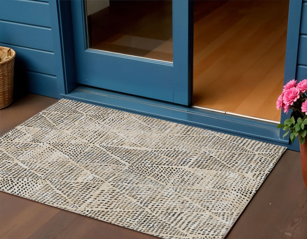 Homeroots 3' Artichoke Green Geometric Washable Area Rug - Durable Indoor Outdoor Design For Versatile Spaces 3' X 5' Polyester 577547