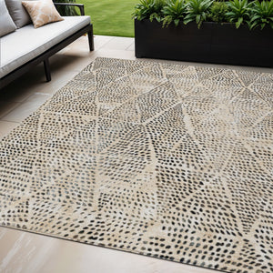 Homeroots 3' Artichoke Green Geometric Washable Area Rug - Durable Indoor Outdoor Design For Versatile Spaces 5' X 8' Polyester 577548