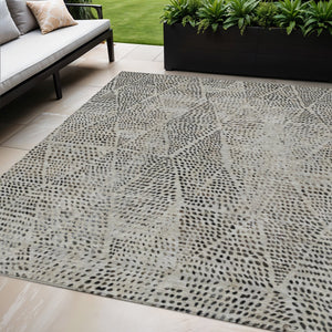 Homeroots 3' Artichoke Green Geometric Washable Area Rug - Durable Indoor Outdoor Design For Versatile Spaces 5' X 8' Polyester 577560