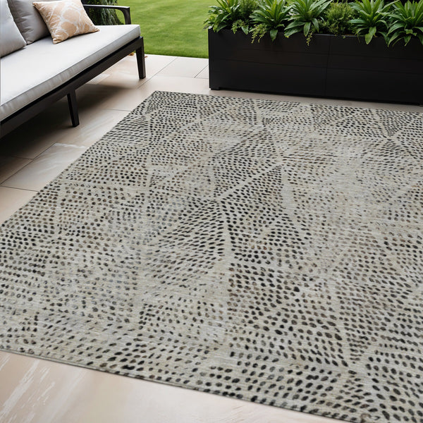 Homeroots 3' Artichoke Green Geometric Washable Area Rug - Durable Indoor Outdoor Design For Versatile Spaces 5' X 8' Polyester 577560