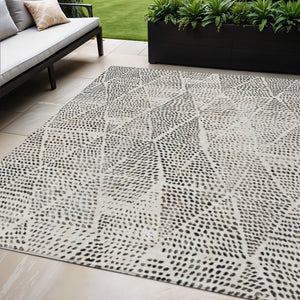 Homeroots 3' Artichoke Green Geometric Washable Area Rug - Durable Indoor Outdoor Design For Versatile Spaces 5' X 8' Polyester 577566