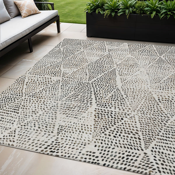 Homeroots 3' Artichoke Green Geometric Washable Area Rug - Durable Indoor Outdoor Design For Versatile Spaces 5' X 8' Polyester 577566