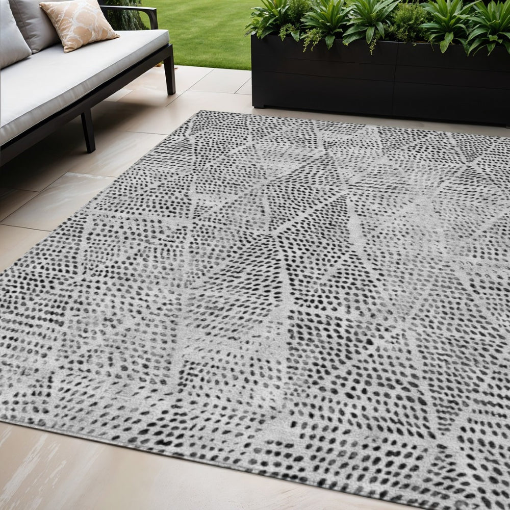 HomeRoots 5' Modern Geometric Indoor Outdoor Area Rug in Pewter, Charcoal & Ivory - Durable, Washable Design 5' X 8' 577572