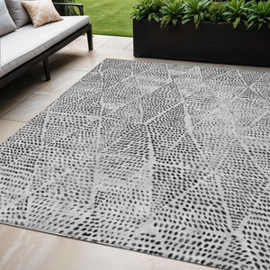 Homeroots 3' Artichoke Green Geometric Washable Area Rug - Durable Indoor Outdoor Design For Versatile Spaces 5' X 8' Polyester 577572