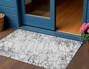 Homeroots 3' Stylish Black, White & Gray Abstract Washable Area Rug For Indoor & Outdoor Spaces 3' X 5' Polyester 578064