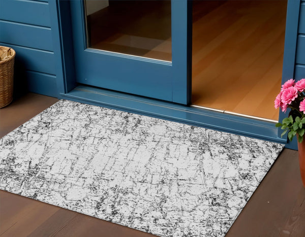 Homeroots 3' Stylish Black, White & Gray Abstract Washable Area Rug For Indoor & Outdoor Spaces 3' X 5' Polyester 578064