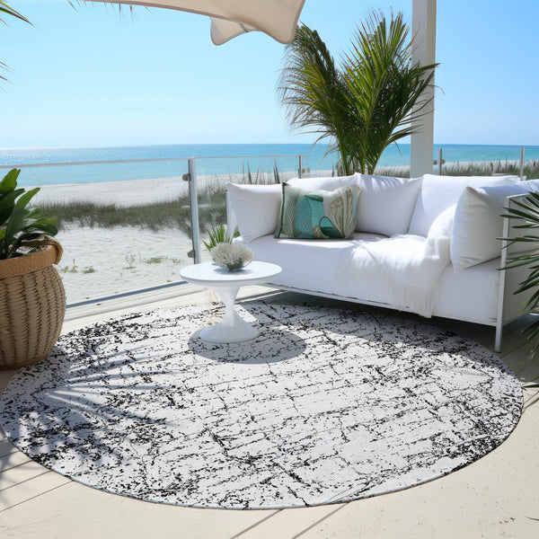 Homeroots 3' Stylish Black, White & Gray Abstract Washable Area Rug For Indoor & Outdoor Spaces 8' Round Polyester 578066