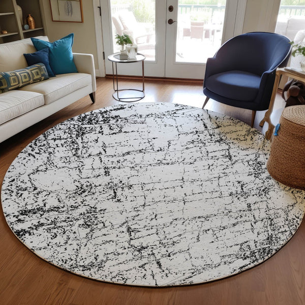 Homeroots 3' Stylish Black, White & Gray Abstract Washable Area Rug For Indoor & Outdoor Spaces 8' Round Polyester 578066